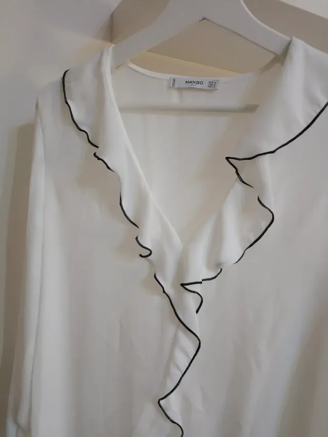 Blusa Mango Blanca Talla M con Volantes