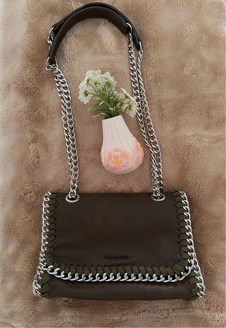 Bolso verde con cadena ajustable y detalles