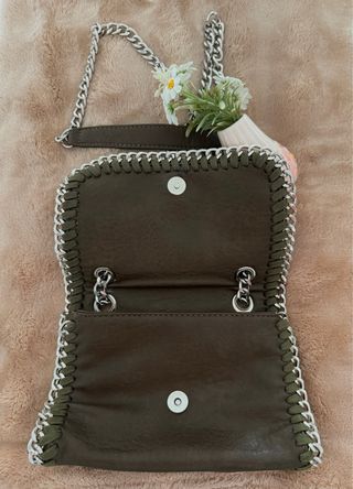 Bolso verde con cadena ajustable y detalles