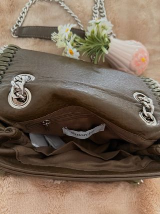 Bolso verde con cadena ajustable y detalles