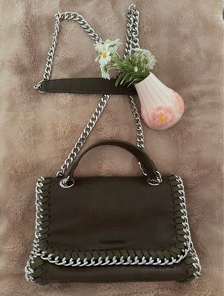 Bolso verde con cadena ajustable y detalles