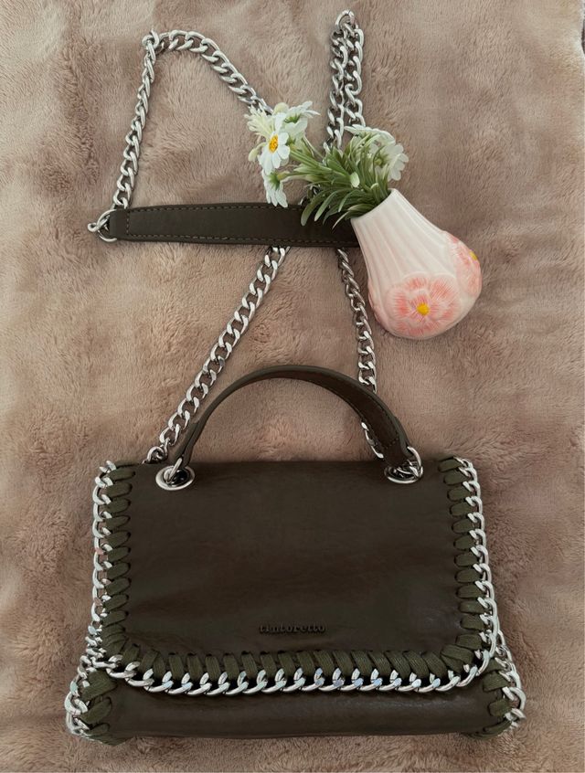 Bolso verde con cadena ajustable y detalles