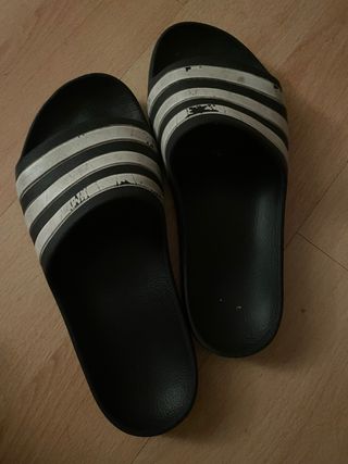 Sandalias Adidas Negras y Blancas
