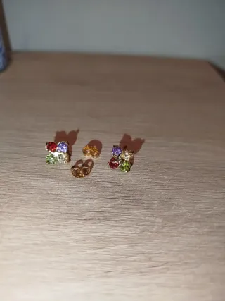 Pendientes con piedras de colores