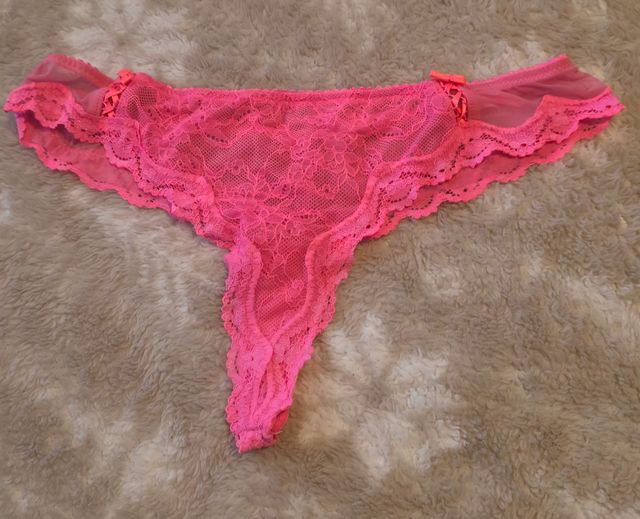 Tanga de encaje rosa