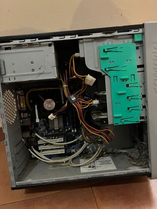 Torre Compaq Presario Negra/Gris precio negociable