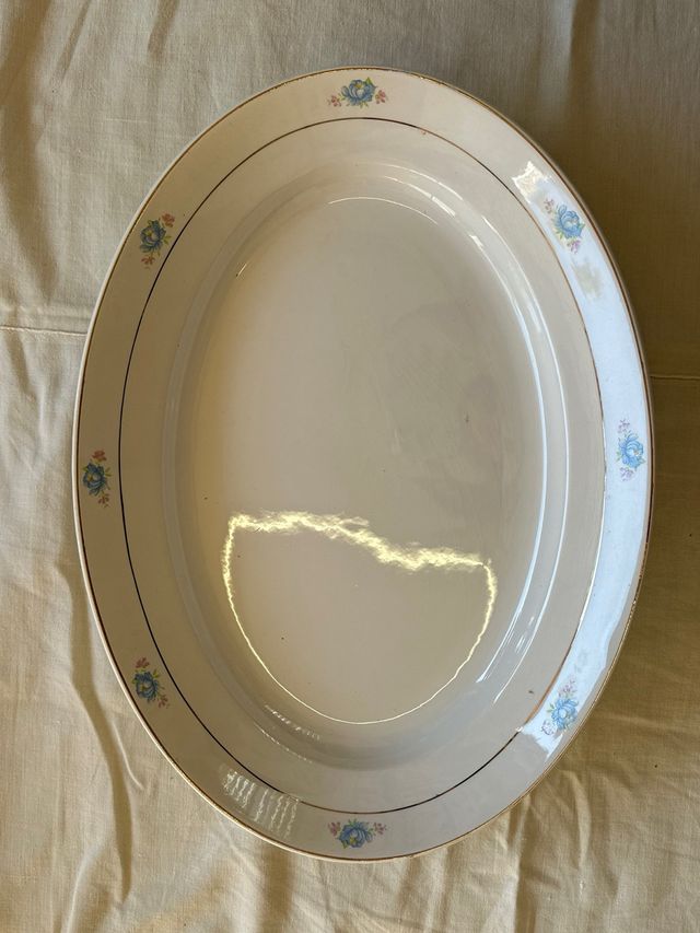 Fonte ovale vintage con fiori azzurri