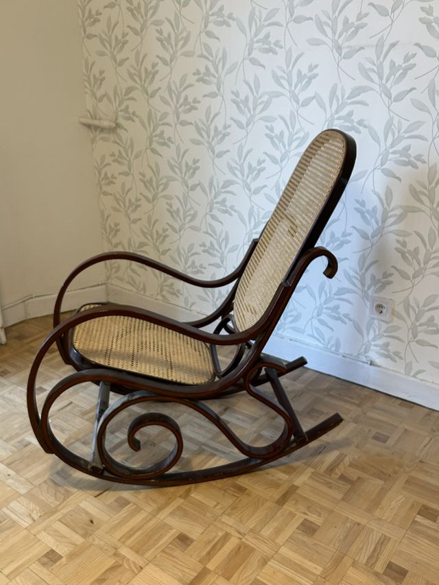 Poltrona a dondolo in rattan e legno