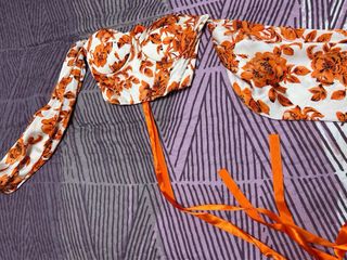Top floral naranja y blanco