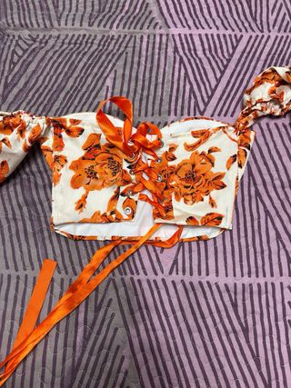 Top floral naranja y blanco