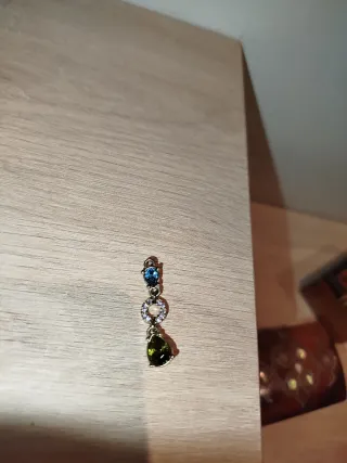 Colgante con piedras azul y verde