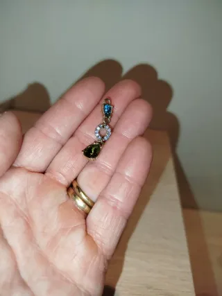 Colgante con piedras azul y verde