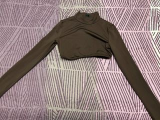 Top manga larga marrón