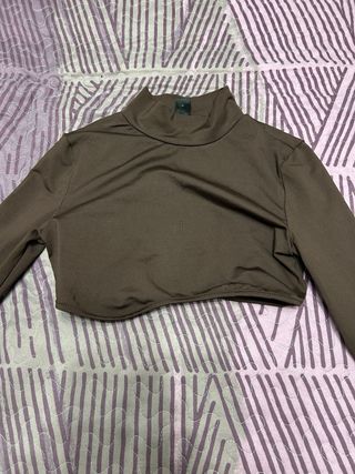 Top manga larga marrón