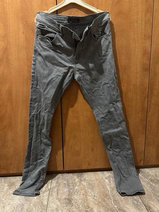 Pantalones grises