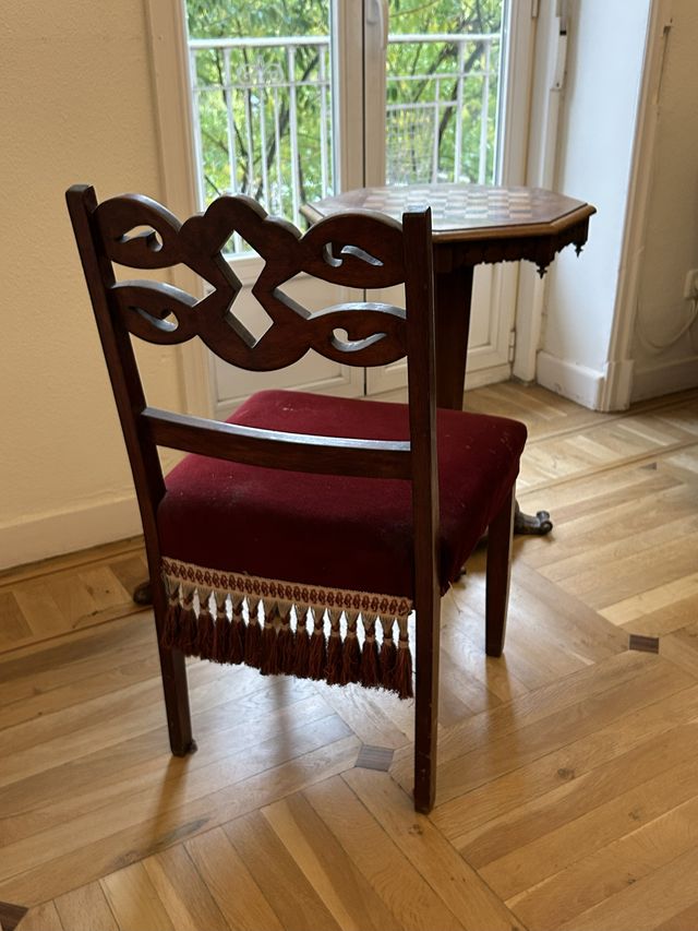 Sedia in legno con seduta in velluto