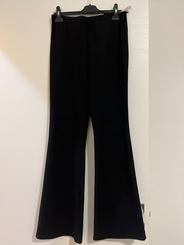 Pantaloni neri flare in camoscio