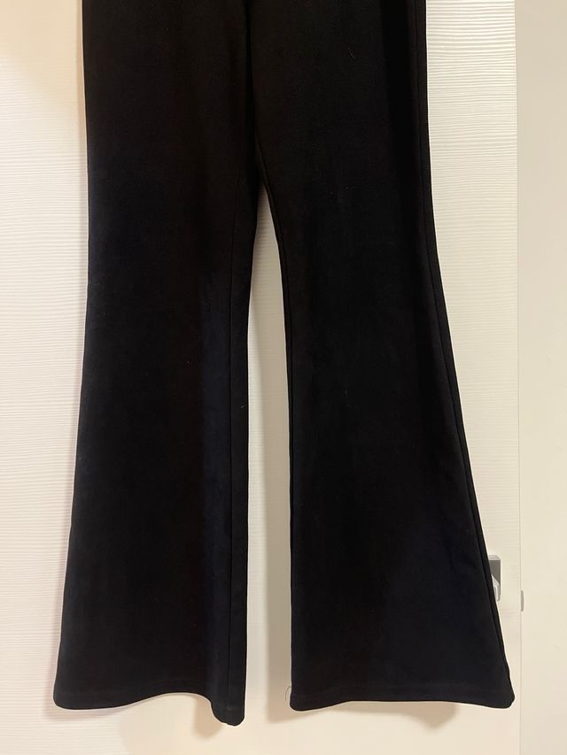 Pantaloni neri flare in camoscio