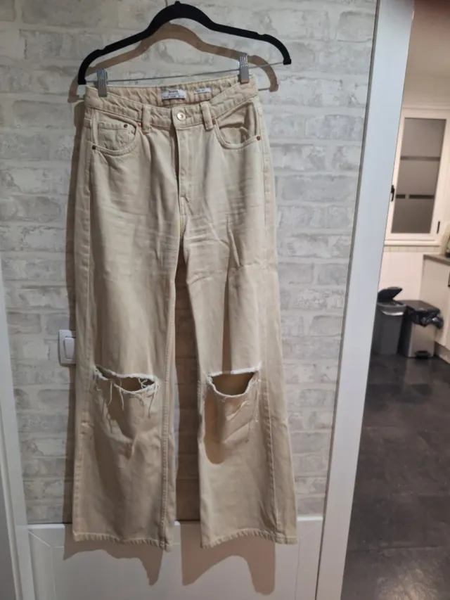 Pantalón vaquero ancho Bershka beige desgarrado