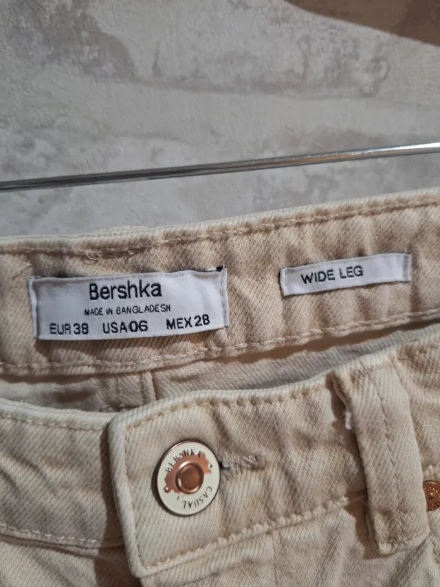 Pantalón vaquero ancho Bershka beige desgarrado