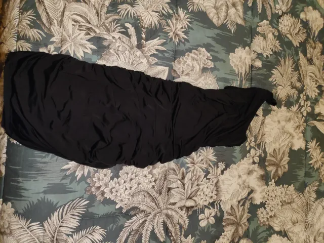 Vestido negro corto asimétrico