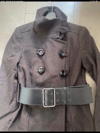 Abrigo marrón de lana con cinturón de Zara
