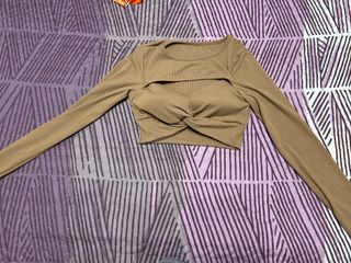 Top manga larga marrón con nudo