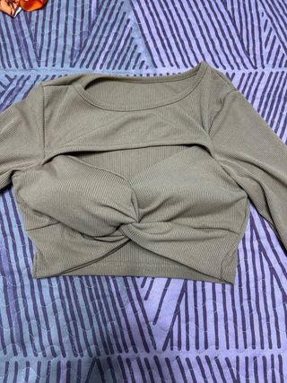Top manga larga marrón con nudo