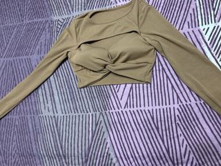 Top manga larga marrón con nudo