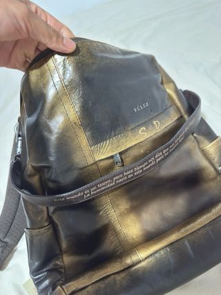 Mochila Velez Cuero Marrón y Dorado