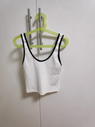 Top blanco con ribete negro