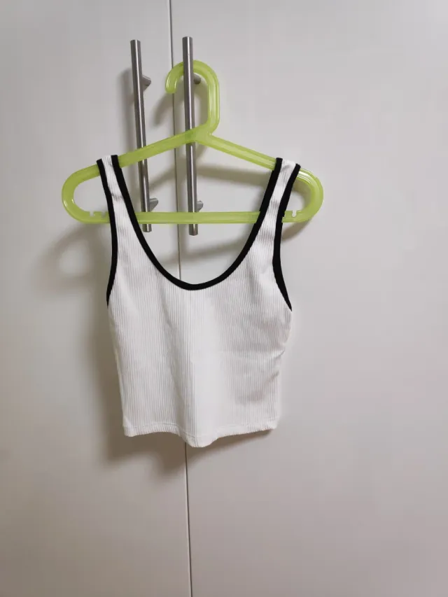 Top blanco con ribete negro