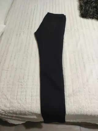 Pantalón vaquero negro corte estrecho