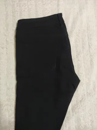 Pantalón vaquero negro corte estrecho