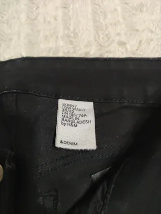 Pantalón vaquero negro corte estrecho