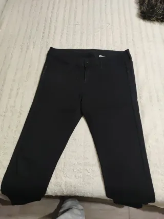Pantalón vaquero negro corte estrecho