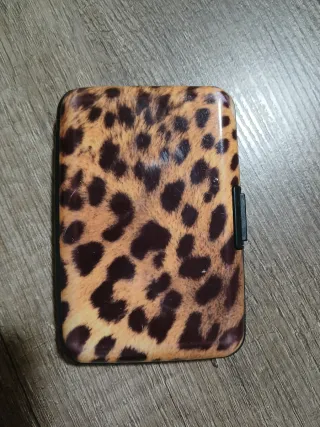 Tarjetero desplegable estampado leopardo