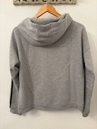 Sudadera Adidas Gris con Logo en Relieve