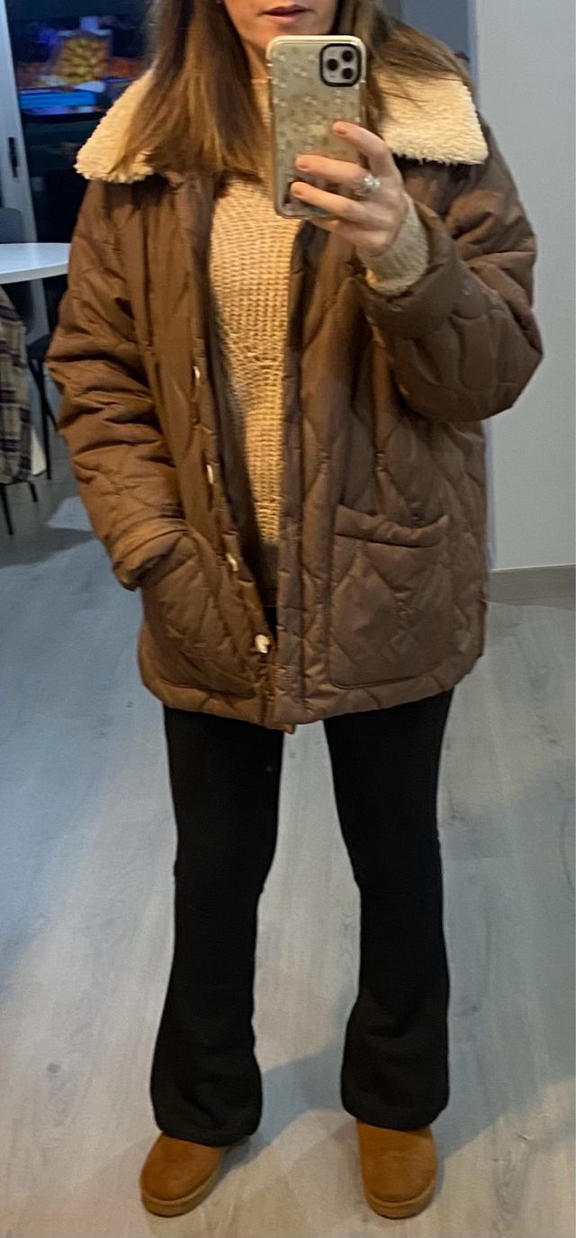Chaqueta acolchada marrón con cuello borreguito