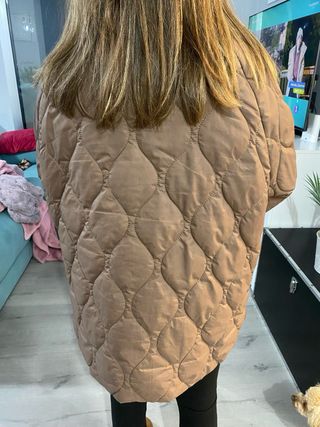 Chaqueta acolchada marrón con cuello borreguito