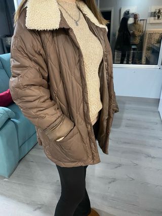 Chaqueta acolchada marrón con cuello borreguito