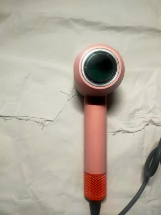 Secador de pelo rosa y rojo estilo dayson