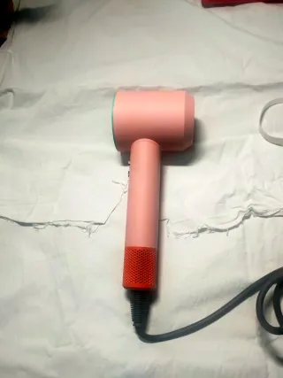 Secador de pelo rosa y rojo estilo dayson