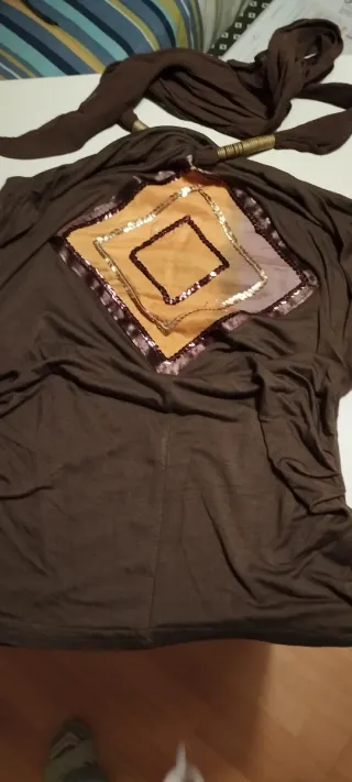 Top marrón con espalda al aire y detalles dorados