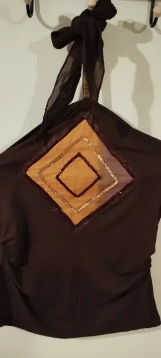 Top marrón con espalda al aire y detalles dorados