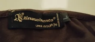 Top marrón con espalda al aire y detalles dorados