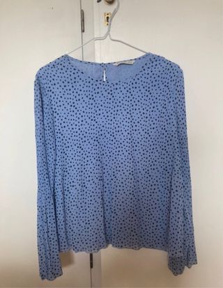 Blusa fluida con estampado de lunares