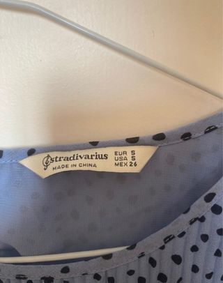 Blusa fluida con estampado de lunares