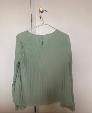 Blusa fluida verde pastel