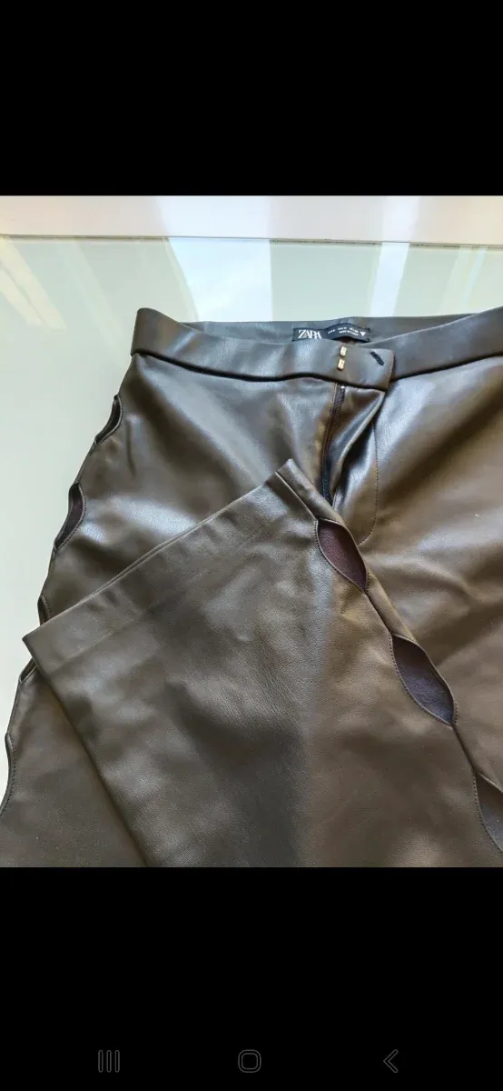 Pantalón campana polipiel Zara Talla S